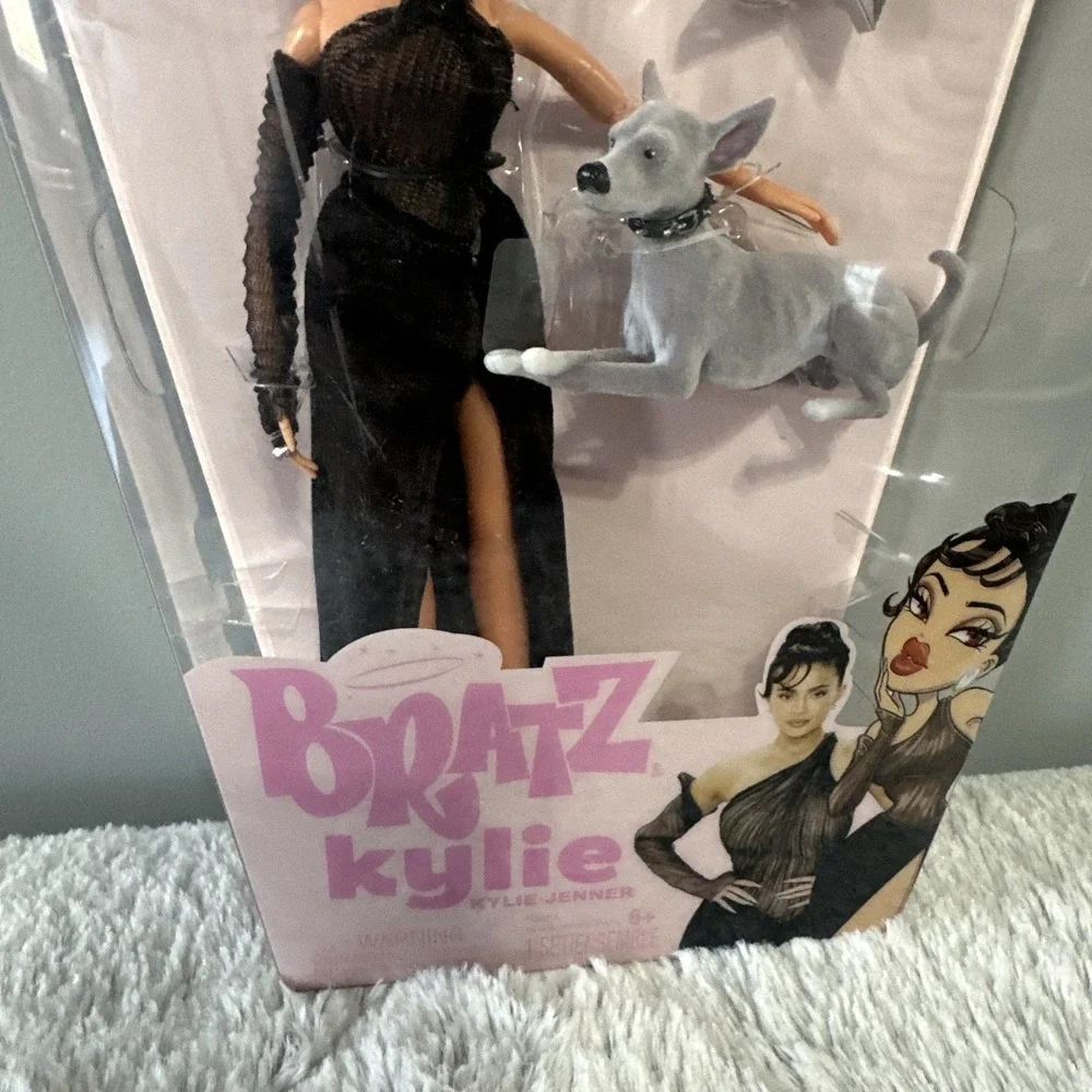 Bratz x Kylie Jenner Night Fashion‎ Doll with Evening Gown Pet Dog and Poster